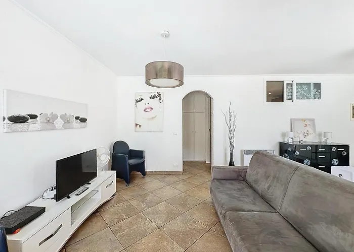 Direct Monaco 2 Pieces Devant Piscine Apartment